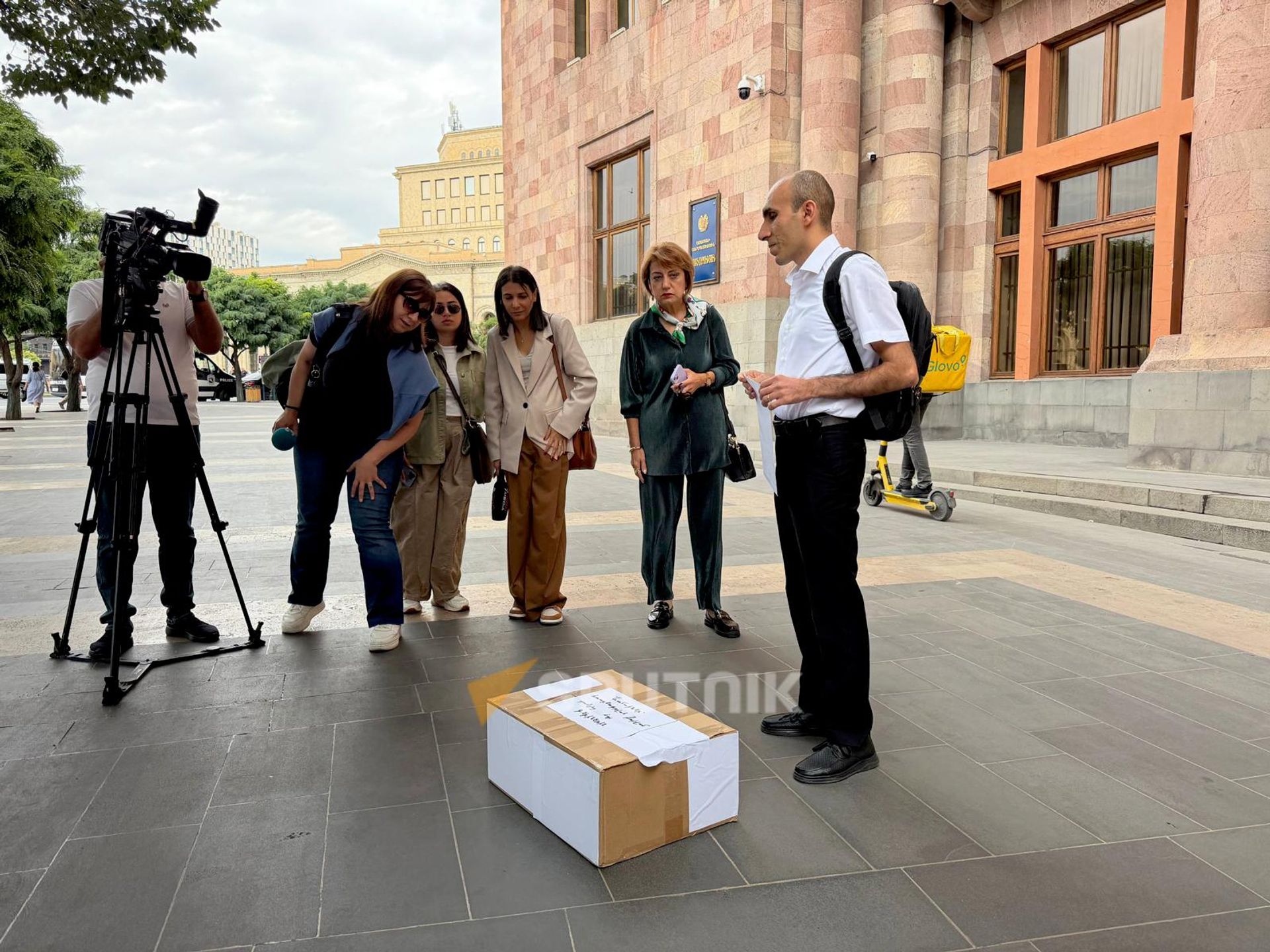 1254 письма армянским пленным принес в коробке к Дому правительства бывший омбудсмен Арцаха Артак Бегларян (1 октября 2026). Ереван - Sputnik Армения, 1920, 01.10.2026