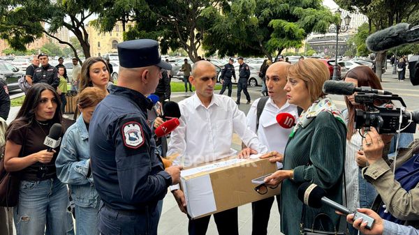 1254 письма армянским пленным принес в коробке к Дому правительства бывший омбудсмен Арцаха Артак Бегларян (1 октября 2026). Ереван - Sputnik Армения