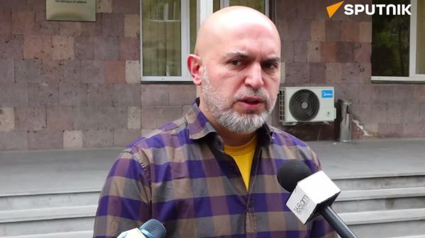Армен Ашотян общается с прессой на акции протеста (1 октября 2026). Еревaн - Sputnik Армения