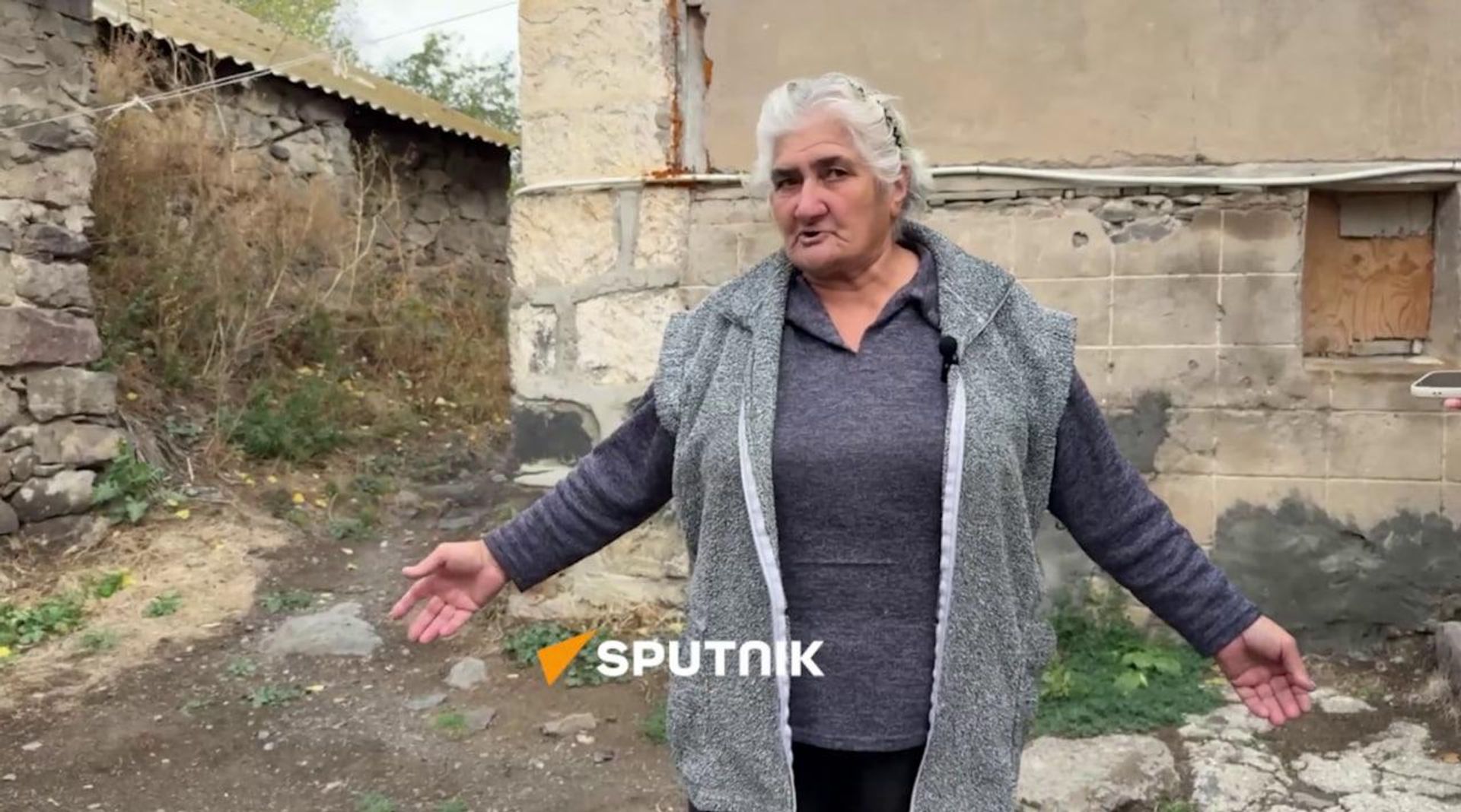 Жительница села Шаки отвечает на вопросы корреспондента Sputnik Armenia про ситуацию с проникшим в село азербайджанским военнослужащим (2 октября 2026). Сюник - Sputnik Армения, 1920, 02.10.2026