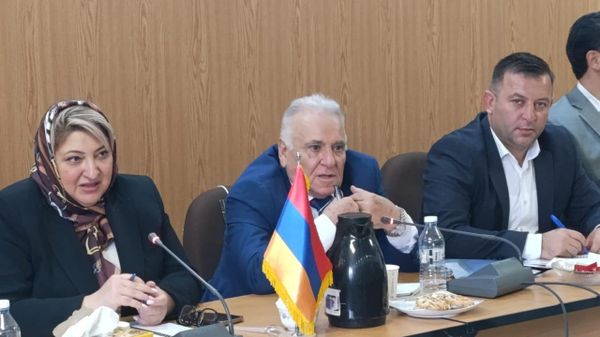 Заместитель исполнительного директора Фонда дорожного департамента Арман Хачатрян принял участие в межведомственном совещании РА-Иран, состоявшемся на контрольно-пропускном пункте Нордуз на армяно-иранской границе (1 октября 2026). Армения - Sputnik Армения
