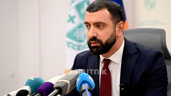 Руководитель Инспекционного органа здравоохранения и труда Славик Саркисян проводит пресс-конференцию (2 октября 2026). Еревaн - Sputnik Армения