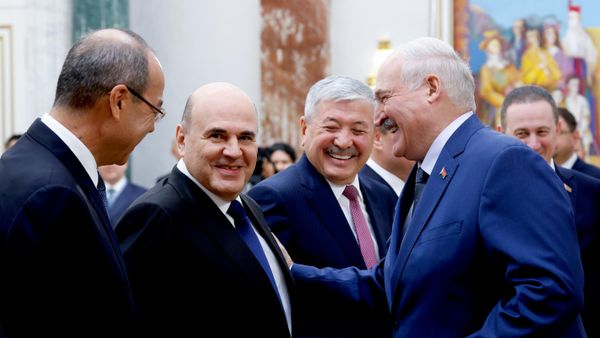 Слева направо: Председатель правительства РФ Михаил Мишустин, председатель кабинета министров Киргизии - руководитель администрации президента Киргизии Адылбек Касымалев и президент Белоруссии Александр Лукашенко во время встречи глав правительств государств - участников заседания Евразийского межправительственного совета (2 октября 2026). Минск - Sputnik Армения