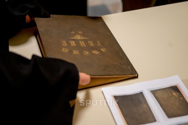 Административно-экономический директор Материнского Престола епископ Мушег Бабаян держит в руках &quot;Песнь Гейне&quot; - Sputnik Армения