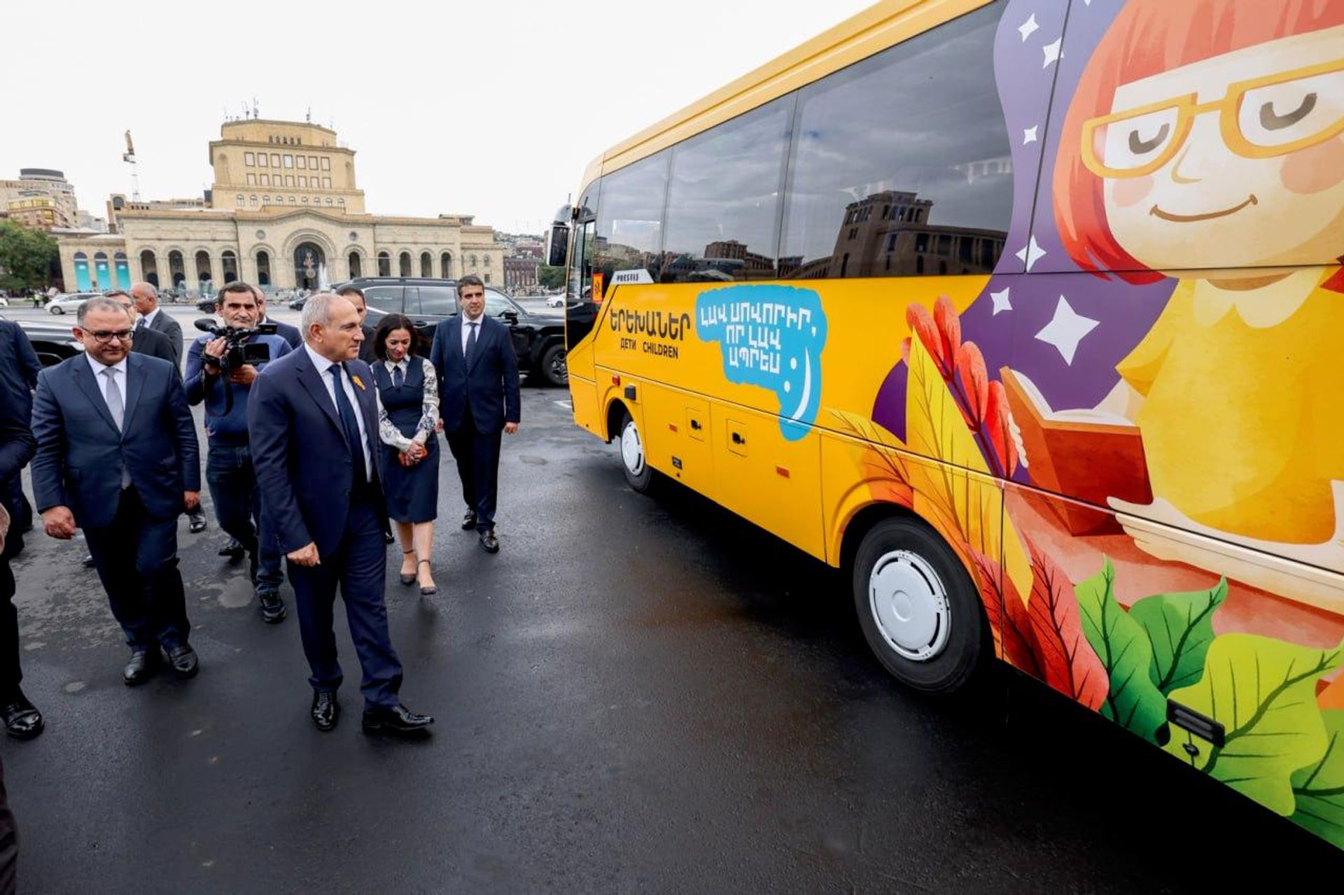 На площади Республики состоялась презентация новых школьных автобусов, приобретенных для перевозки учеников в недавно построенные школы (3 октября 2026). Ереван - Sputnik Армения, 1920, 03.10.2026