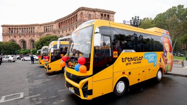 На площади Республики состоялась презентация новых школьных автобусов, приобретенных для перевозки учеников в недавно построенные школы (3 октября 2026). Ереван - Sputnik Армения