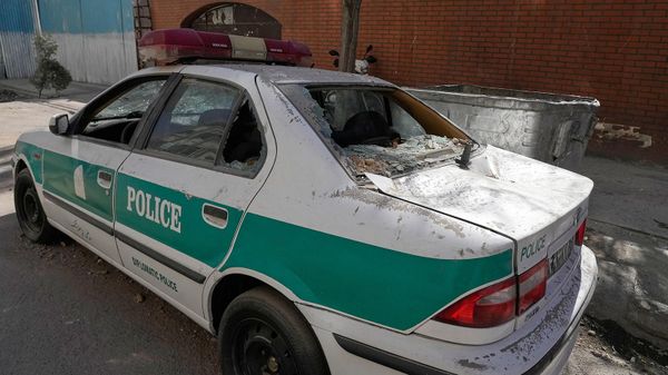 Поврежденный полицейский автомобиль после удара по полицейскому участку на фоне американо-израильской военной операции (3 марта 2026). Тегеран - Sputnik Армения