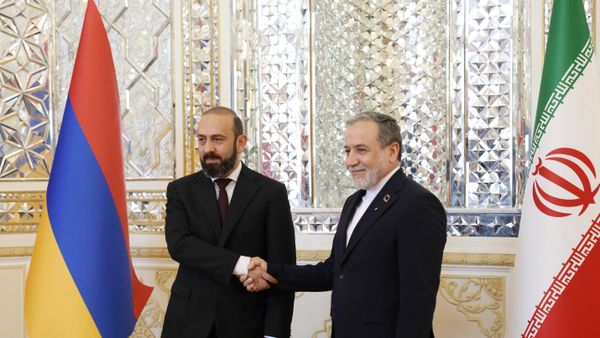Mинистр ИДМТ Арарат Мирзоян встретился с министром иностранных дел Ирана Сейедом Аббасом Арагчи (5 октября 2026). Тегеран - Sputnik Армения
