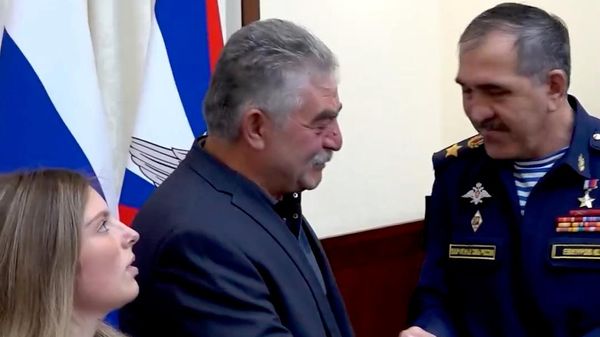 ՌԴ պաշտպանության փոխնախարարը մեդալ է հանձնել զոհված Հայկ Գասպարյանի հորը և այրուն - Sputnik Արմենիա