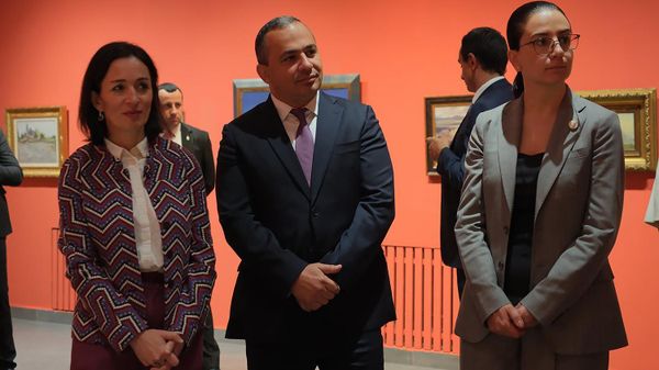 Ժաննա Անդրեասյանը, Արթուր Պոողսյանը և Աննա Վարդապետյանը այցելել են պատկերասրահ` դիտելու Գագիկ Խաչատրյանից առգրավված կտավները - Sputnik Արմենիա