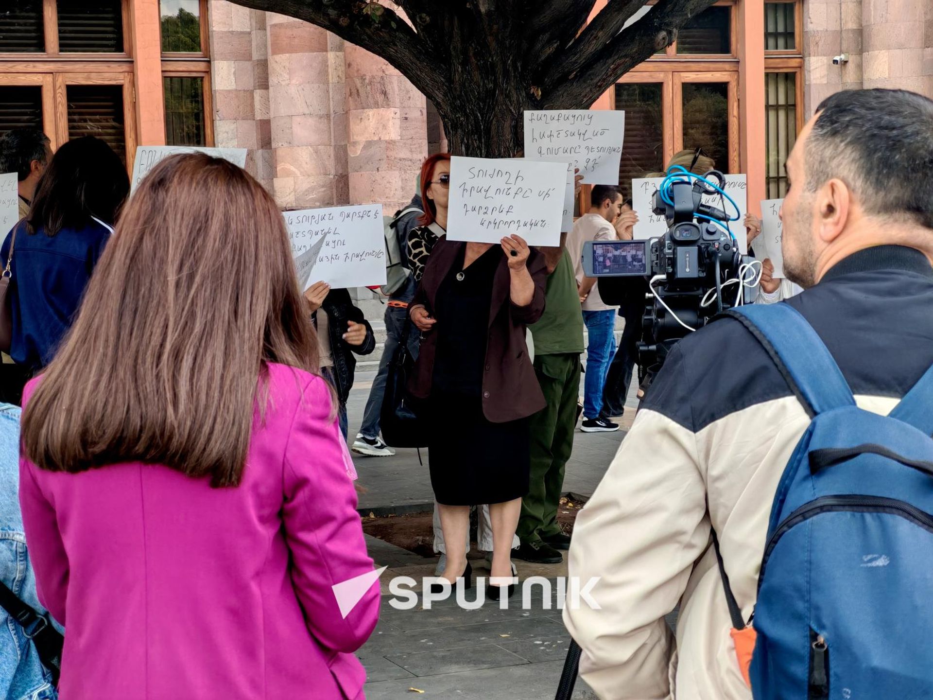 Акция протеста жертв финансовых махинаций у Дома правительства (7 октября 2026). Еревaн - Sputnik Արմենիա, 1920, 07.10.2026