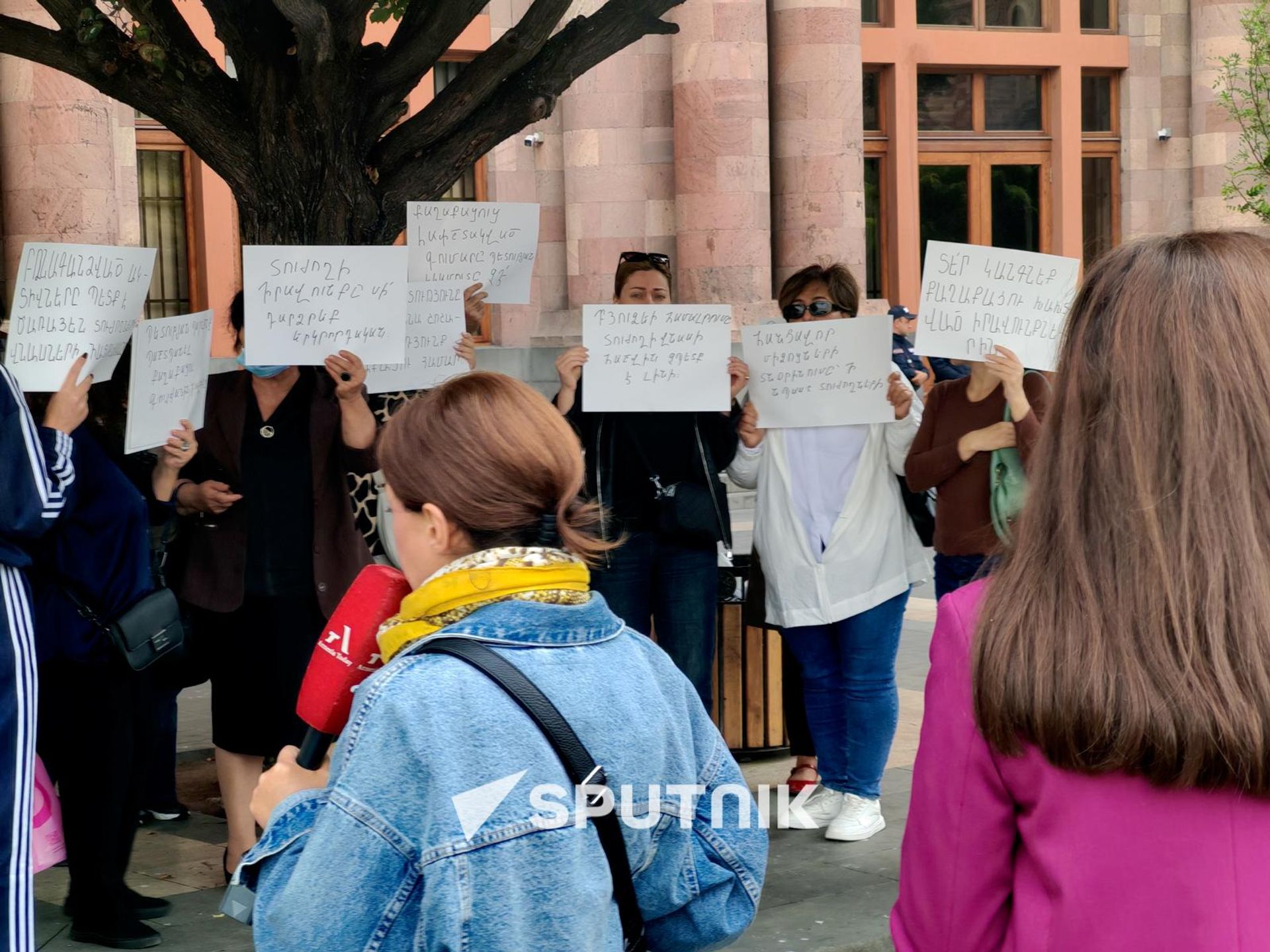 Акция протеста жертв финансовых махинаций у Дома правительства (7 октября 2026). Еревaн Акция протеста жертв финансовых махинаций у Дома правительства (7 октября 2026). Еревaн - Sputnik Армения, 1920, 07.10.2026
