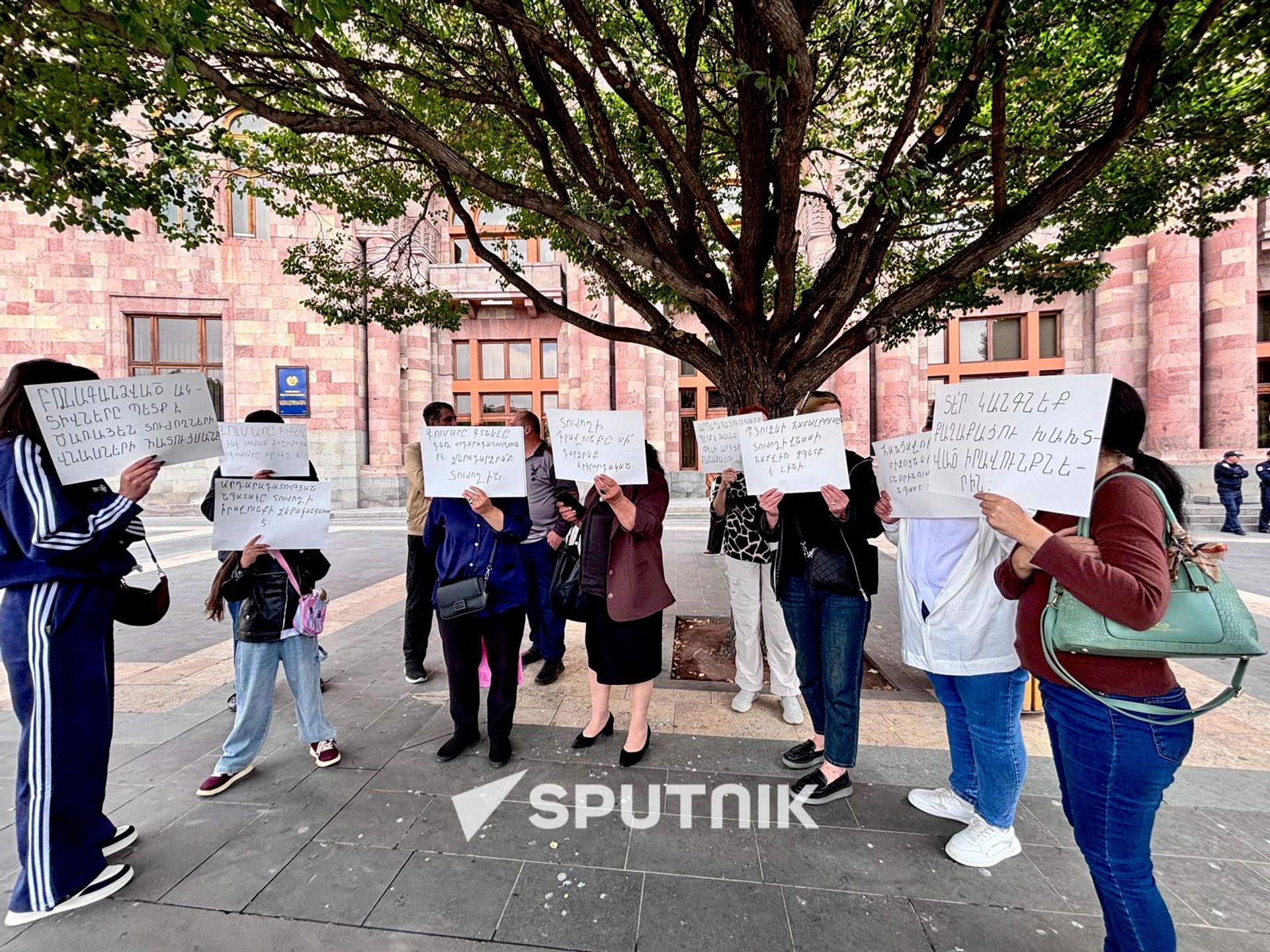 Акция протеста жертв финансовых махинаций у Дома правительства (7 октября 2026). Еревaн - Sputnik Արմենիա, 1920, 07.10.2026