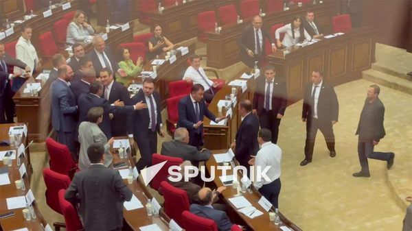 Потасовка на заседании Парламента Армении (6 октября 2026). Еревaн - Sputnik Армения