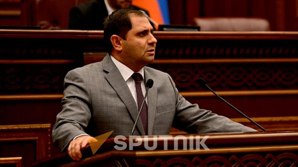 Министр обороны Сурен Папикян выступает в Парламенте во время Правительственного часа (7 октября 2026). Ереван - Sputnik Армения