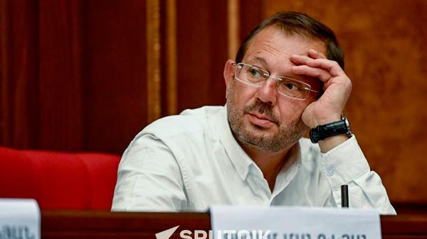 Депутат Гегам Манукян во время Правительственного часа в Национальном Собрании (7 октября 2026). Еревaн - Sputnik Армения