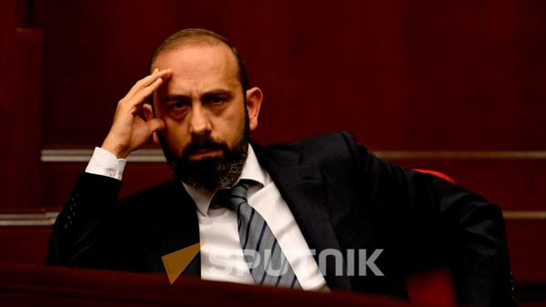 Глава МИД Арарат Мирзоян во время Правительственного часа (7 октября 2026). Ереван - Sputnik Արմենիա
