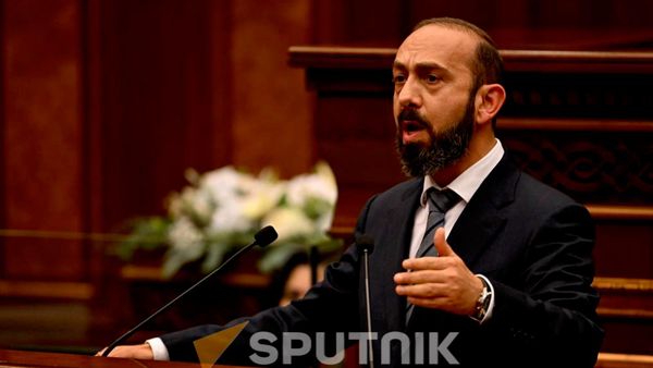 Глава МИД Арарат Мирзоян во время Правительственного часа (7 октября 2026). Ереван - Sputnik Արմենիա