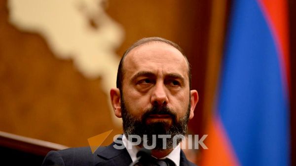 Глава МИД Арарат Мирзоян во время Правительственного часа (7 октября 2026). Ереван - Sputnik Армения