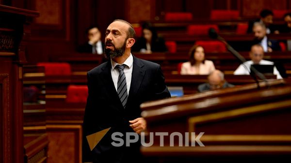 Глава МИД Арарат Мирзоян во время Правительственного часа (7 октября 2026). Ереван - Sputnik Армения