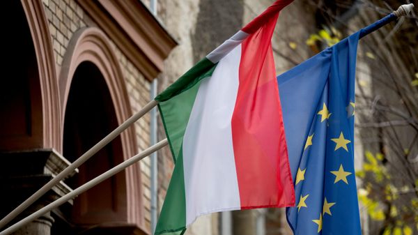 Флаги Венгрии и Европейского Союза на здании в Будапеште - Sputnik Армения