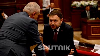 Премьер-министр Никол Пашинян и Тигран Абрамян общаются во время Правительственного часа в Национальном Собрании (7 октября 2026). Еревaн