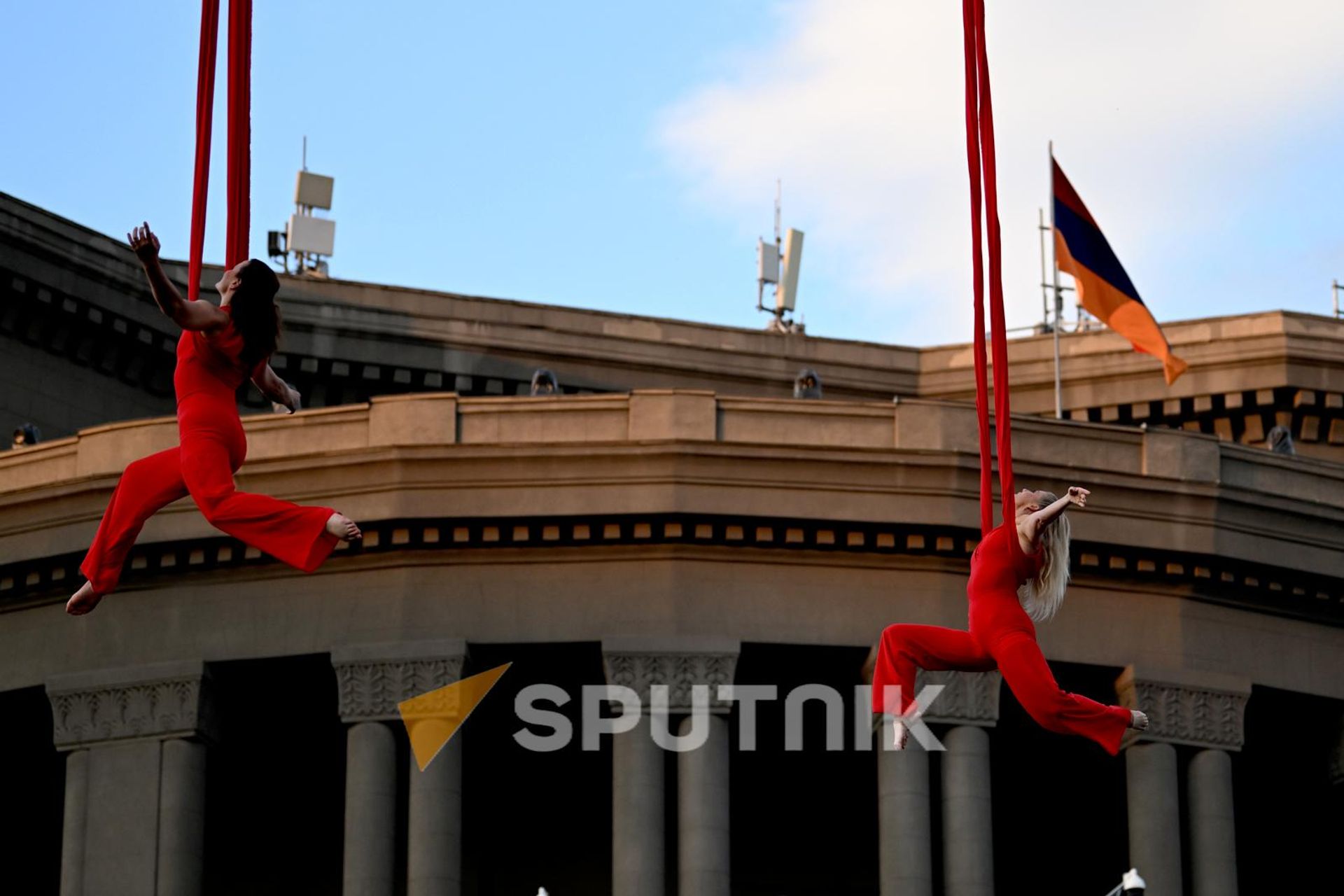 Шоу акробатов на площади Свободы в рамках фестиваля Հայֆեսթ (7 октября 2026). Еревaн - Sputnik Армения, 1920, 07.10.2026