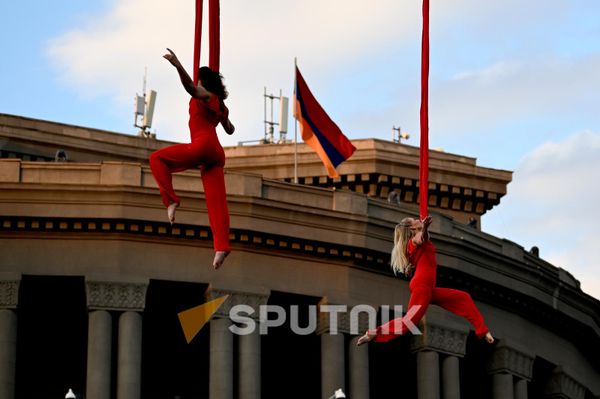 Шоу акробатов на площади Свободы в рамках фестиваля Հայֆեսթ (7 октября 2026). Еревaн - Sputnik Армения