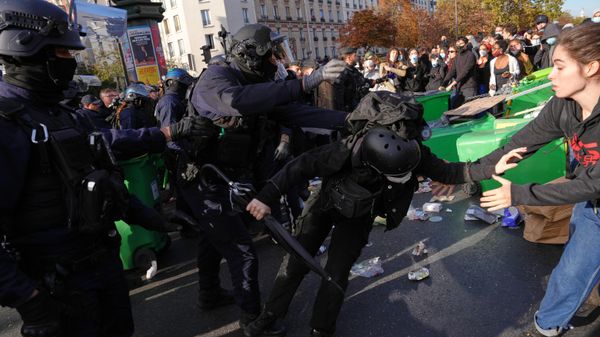 Полицейские в экипировке противостоят старшеклассникам (6 октября 2026). Париж - Sputnik Արմենիա