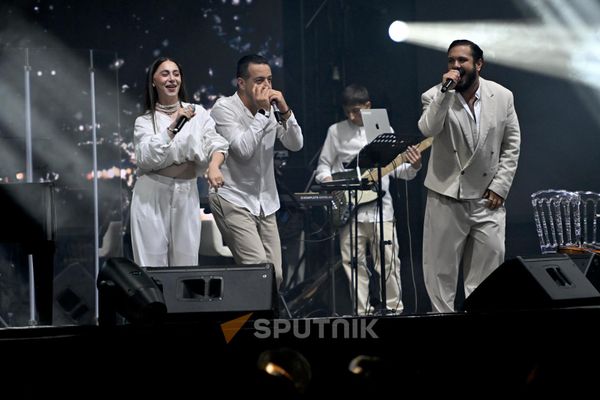 Kami Friends-ը կատարում է Վարդուհի Վարդանյանի և Արման Աղաջանյանի «Յարս կորել ա» հիթը - Sputnik Արմենիա
