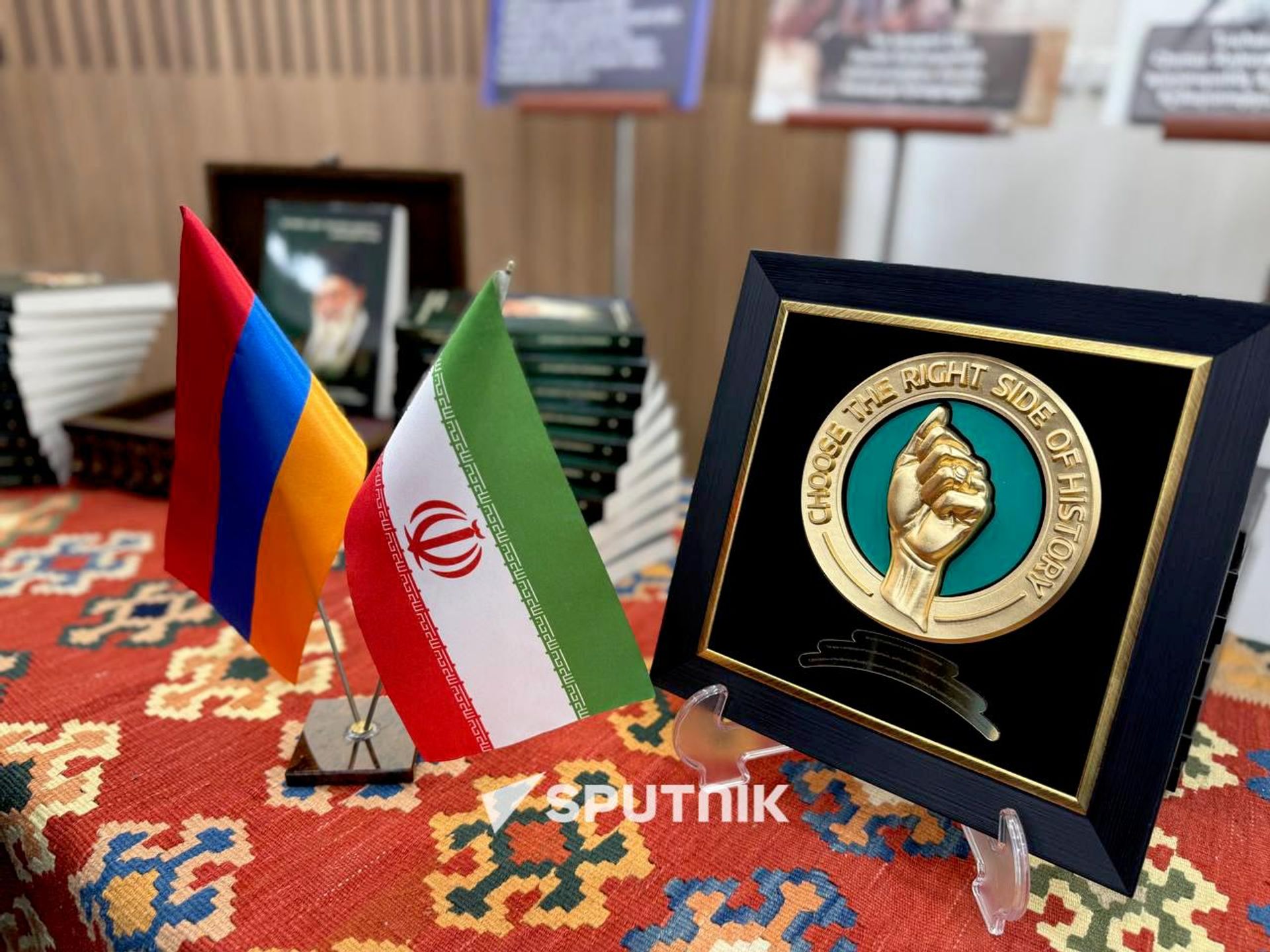 Презентация армянского перевода книги Кровь, ставшая рубином, в которой собраны тюремные мемуары аятоллы Сейеда Али Хаменеи (9 октября 2026). Еревaн - Sputnik Армения, 1920, 09.10.2026