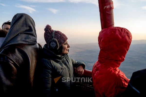 Sputnik Արմենիայի լրագրողն ու մյուս ուղևորները հիանում են օդապարիկից բացվող տեսարանով - Sputnik Արմենիա