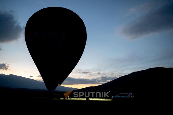 Սիրողական թռիչքի մասնակիցներին ցամաքում նաև մի ամբողջ արարողություն է սպասում՝ փրփրուն գինով, հետաքրքիր պատմություններով և մասնակցության հավաստագրով։ - Sputnik Արմենիա