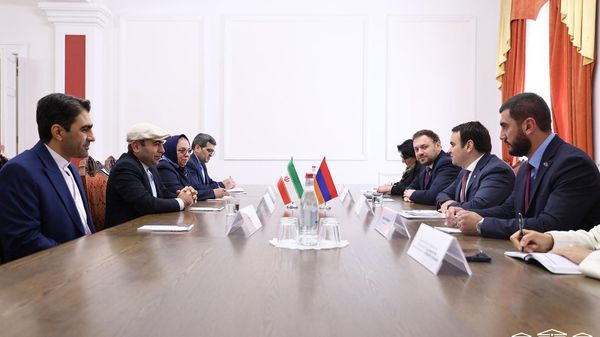 Руководитель фракции Сильная Армения Нарек Карапетян, секретарь фракции Тигран Абрамян и депутат Вагинак Варданов встретились с послом Ирана Халилом Ширхолами (12 октября 2026). Еревaн - Sputnik Армения