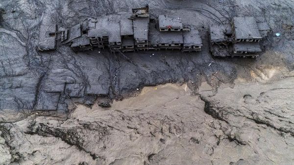 Вид с дрона на поврежденные здания, покрытые грязью, у реки Ликху после наводнения и оползня в Девигхате (30 августа 2026). Непал - Sputnik Армения