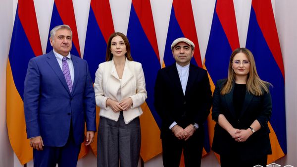 Глава фракции НА Армения, член группы дружбы Армения-Иран Анна Григорян, секретарь фракции Артур Хачатрян и член группы дружбы Кристине Варданян встретились с Чрезвычайным и Полномочным послом Исламской Республики Иран Халилом Ширголами (12 октября 2026). Ереван - Sputnik Армения