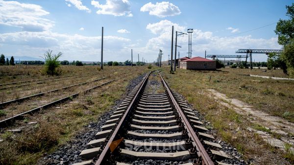 Железнодорожные пути станции Ахурян, ведущие к турецкой границе. Железнодорожные пути станции Ахурян, ведущие к турецкой границе. - Sputnik Армения