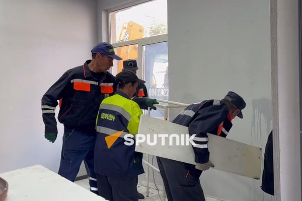 Շինարարների փողոցի կրպակներից մեկը դատարկում են - Sputnik Արմենիա