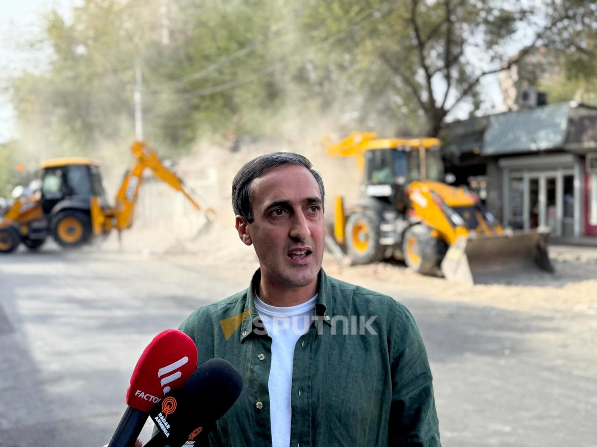 Глава района Ачапняк Сероб Саркисян общается с прессой во время сноса ларьков в Ачапняке (13 октября 2026). Еревaн - Sputnik Армения, 1920, 13.10.2026