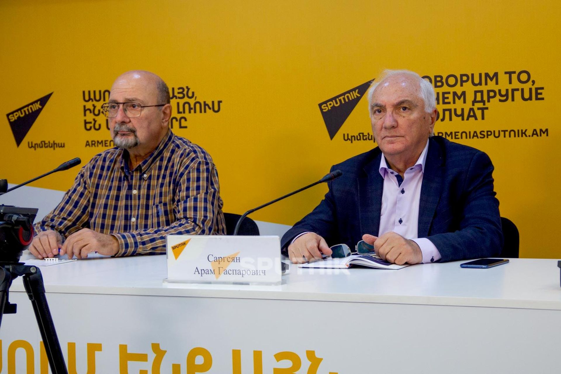 Арам Саркисян и Вардан Алоян во время видеомоста Астана — Москва — Минск — Бишкек — Ереван —Ташкент на тему: ЕАЭС в меняющемся мире: перспективы интеграции и новые экономические вызовы (13 октября 2026). Еревaн - Sputnik Армения, 1920, 13.10.2026