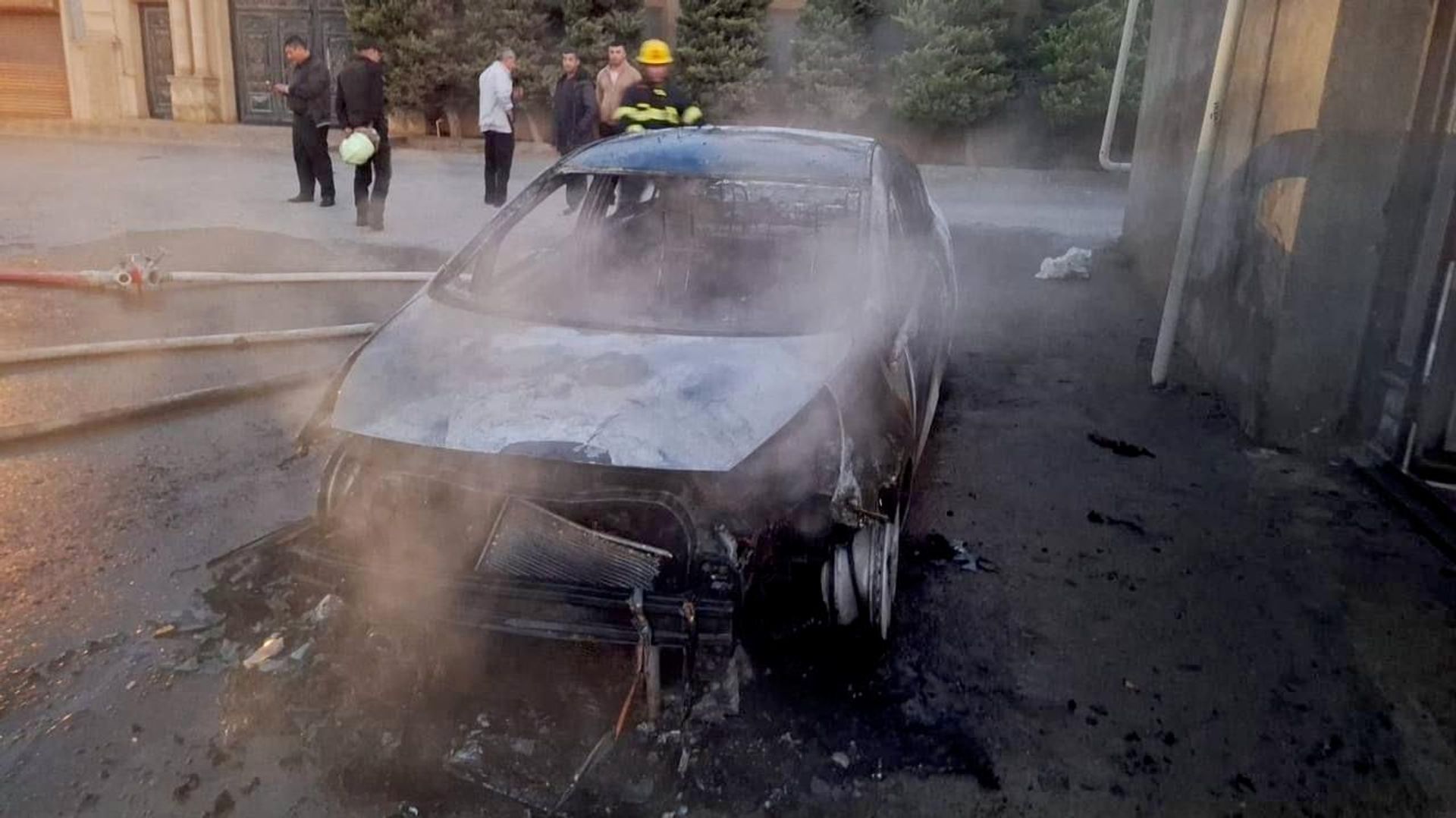 В Баку подожгли автомобиль директора школы на фоне протестов из-за новых требований к школьной форме (13 октября 2026). Азербайджан - Sputnik Արմենիա, 1920, 13.10.2026