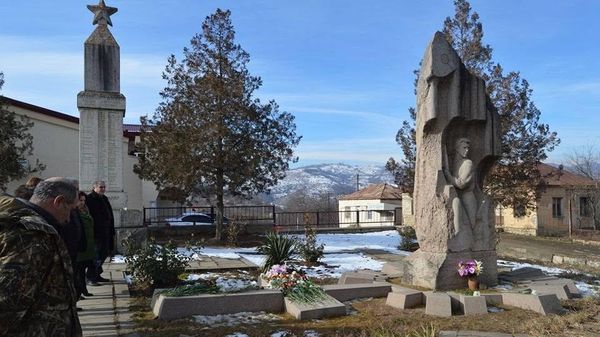 Памятник Аргаму Арутюняну в селе Шош - Sputnik Армения