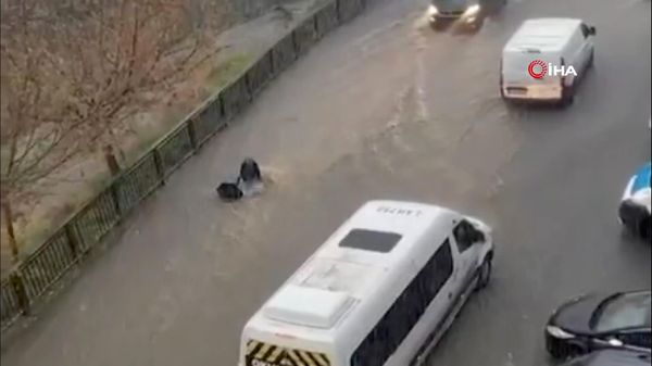 Женщину унесло водой на дороге в Стамбуле – на город обрушились мощные ливни и ураганный ветер - Sputnik Армения
