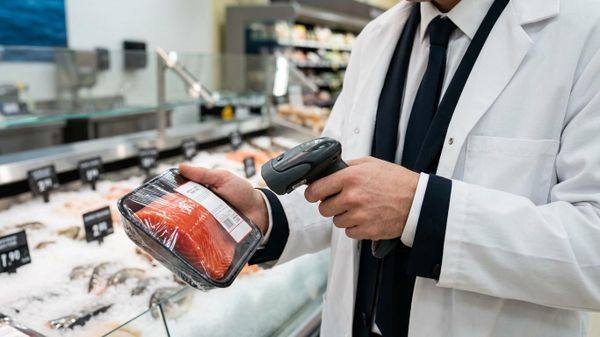 Сгенерированное ИИ изображение: мужчина сканирует этикетку филе красной рыбы в супермаркете - Sputnik Армения
