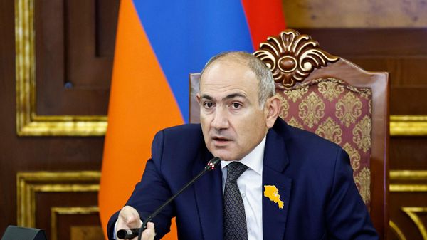 Премьер-министр Никол Пашинян принял делегацию во главе с генеральным директором и председателем правления ОАО Российские железные дороги Олегом Белозеровым (14 октября 2026). Еревaн - Sputnik Армения