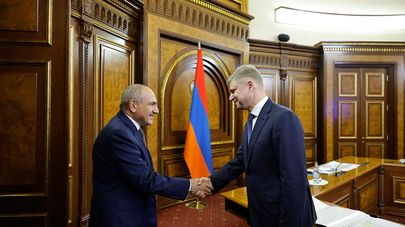 Премьер-министр Никол Пашинян принял делегацию во главе с генеральным директором и председателем правления ОАО "Российские железные дороги" Олегом Белозеровым (14 октября 2026). Еревaн