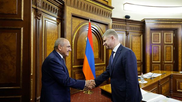 Премьер-министр Никол Пашинян принял делегацию во главе с генеральным директором и председателем правления ОАО Российские железные дороги Олегом Белозеровым (14 октября 2026). Еревaн - Sputnik Армения