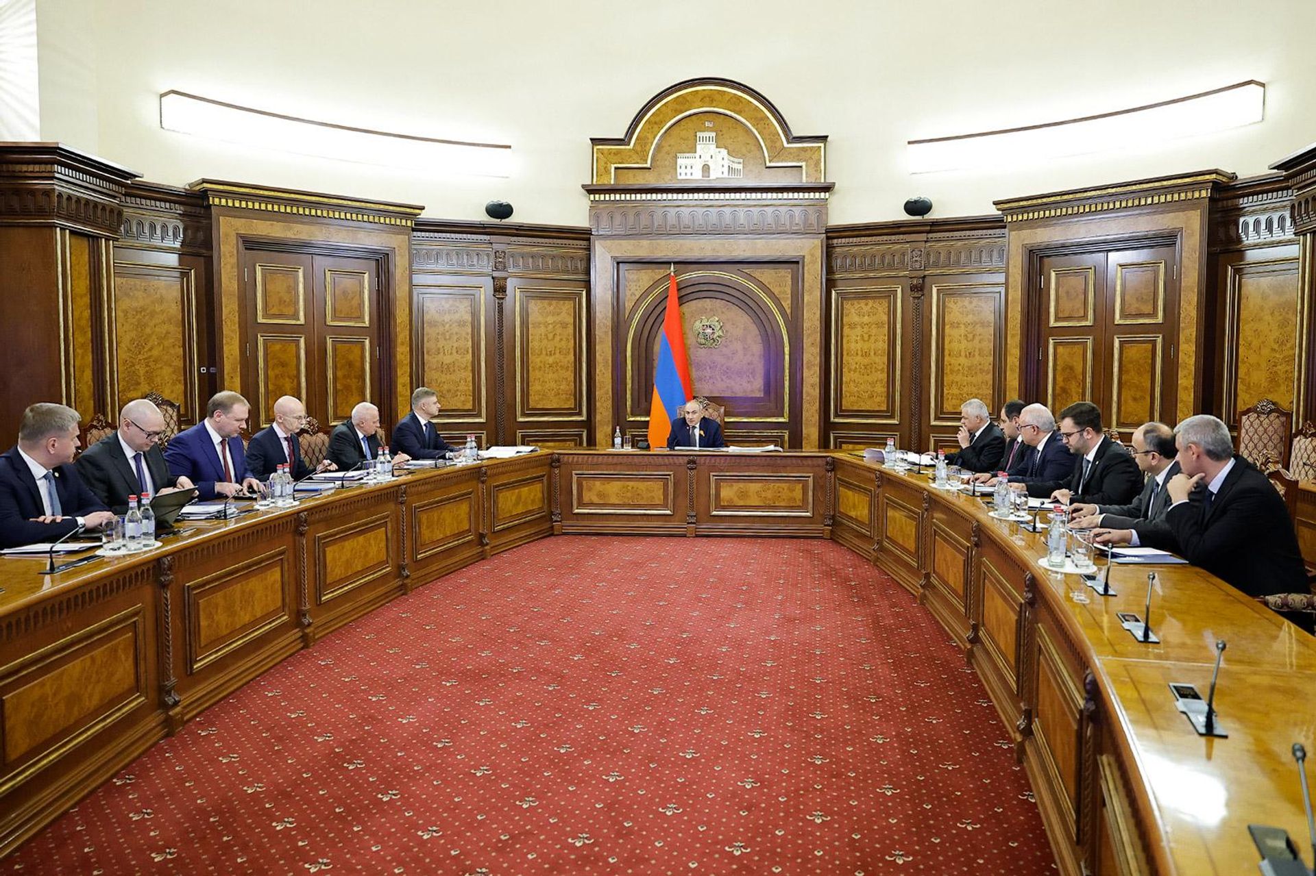 Премьер-министр Никол Пашинян принял делегацию во главе с генеральным директором и председателем правления ОАО Российские железные дороги Олегом Белозеровым (14 октября 2026). Еревaн - Sputnik Армения, 1920, 14.10.2026
