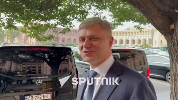 Генеральный директор и председатель правления ОАО Российские железные дороги Олег Белозеров отвечает на вопросы корреспондента Sputnik Армения (14 октября 2026). Еревaн - Sputnik Армения