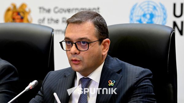 Роберт Абисогомонян на брифинге в преддверии COP17 в выставочном центре Меридиан (14 октября 2026). Еревaн - Sputnik Армения